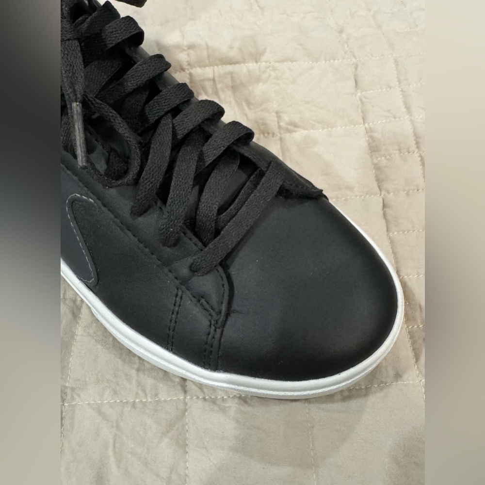 SKECHERS Women’s Black and White Sneakers (size 7.5) - Picture 2 of 6